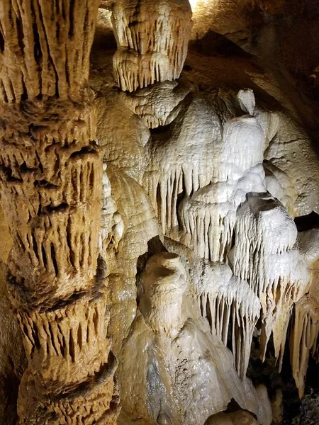 Estalactitas Estalagmitas Marrones Una Cueva Caverna — Foto de Stock