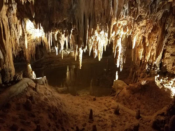 Stalactites Brunes Stalagmites Dans Une Grotte Une Caverne — Photo