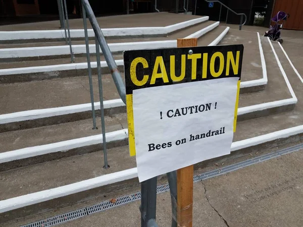 Обережні Бджоли Поручнях Знак Сходах Або Сходах — стокове фото