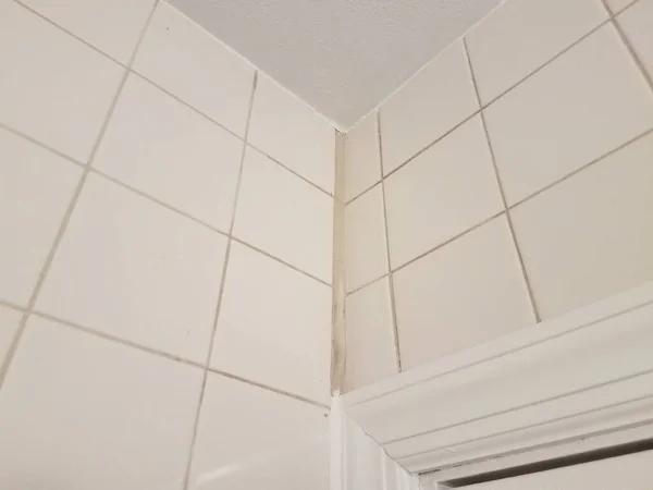Γωνία Λευκό Πλακάκι Μπάνιο Κάποια Λευκό Calk — Φωτογραφία Αρχείου