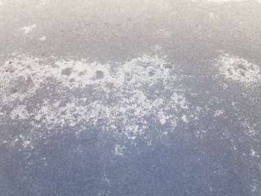 Yüzeyinde donmuş su buzuyla mavi araba boyası