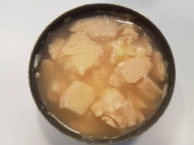 Konserve beyaz et konservesini aç tavuk çorbası