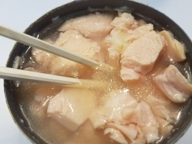 Konserve et konservesini aç tavuk çorbası ve çubukla.