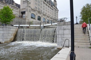 Ottawa, Kanada 'da şelale ve çimento bulunan kanal veya nehir