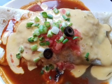 Peynirli, soğanlı, salsa soslu ve siyah zeytinli dürüm.