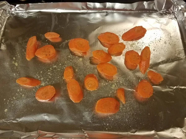 Orange Carrot Slices Metal Foil Baking Sheet Tray — Stock Photo, Image
