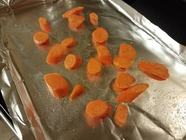 Оранжевые Морковные Ломтики Металлической Фольге Хлебопекарном Листе Лотке — стоковое фото