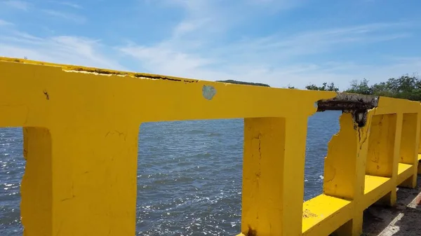 Barandilla Cemento Amarillo Dañado Con Barra Metal Agua Mar Guanica —  Fotos de Stock