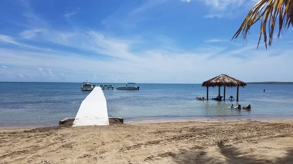 グアニカ プエルトリコの穏やかな海の水の上の長い白いボードウォークまたは桟橋 — ストック写真