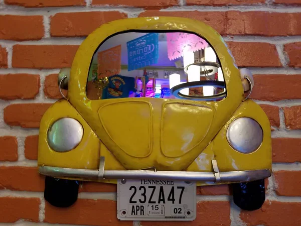 Carro Amarelo Parede Tijolo Vermelho Com Placa Tennessee — Fotografia de Stock