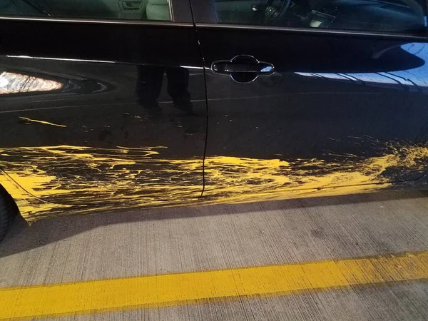 Black Car Yellow Paint Splatter Cement Yellow Line — Stock Photo, Image