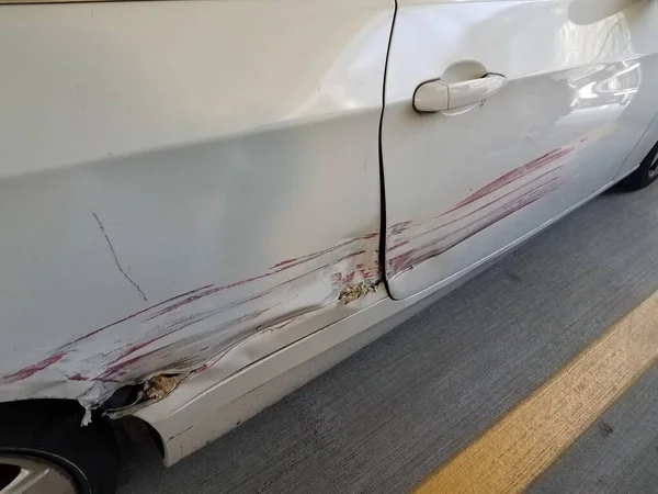 赤い塗料と損傷を持つ大きな傷を持つ白い車 — ストック写真