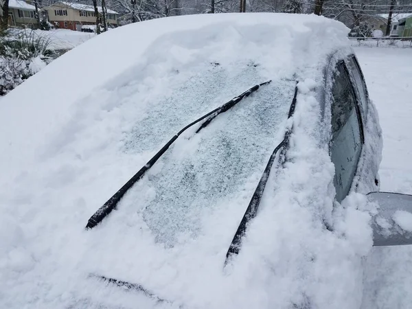 Auto Winter Mit Schnee Und Eis Bedeckt Und Scheibenwischer — Stockfoto