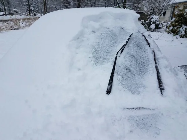 Αυτοκίνητο Που Καλύπτεται Λευκό Χιόνι Και Πάγο Χειμώνα Και Υαλοκαθαριστήρες — Φωτογραφία Αρχείου