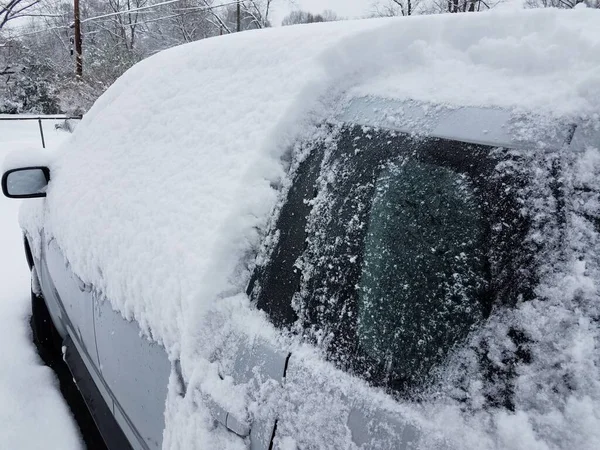 Auto Winter Mit Schnee Und Eis Bedeckt — Stockfoto