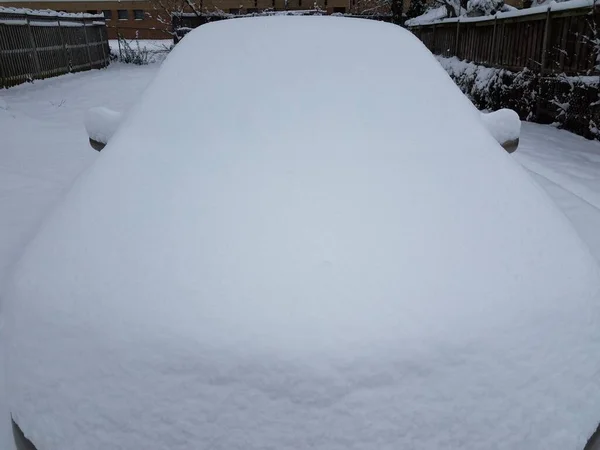 Αυτοκίνητο Που Καλύπτεται Λευκό Χιόνι Και Πάγο Χειμώνα — Φωτογραφία Αρχείου
