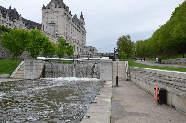 Canal Río Con Cascada Cemento Ottawa Canadá — Foto de Stock