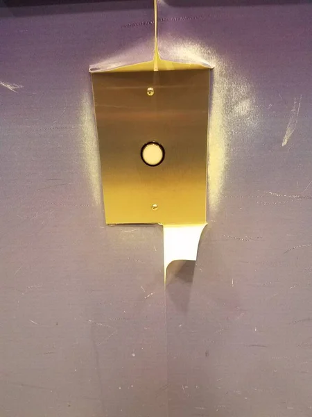 Кнопка Ліфта Пілінгом Фіолетових Шпалер Біля Нього — стокове фото