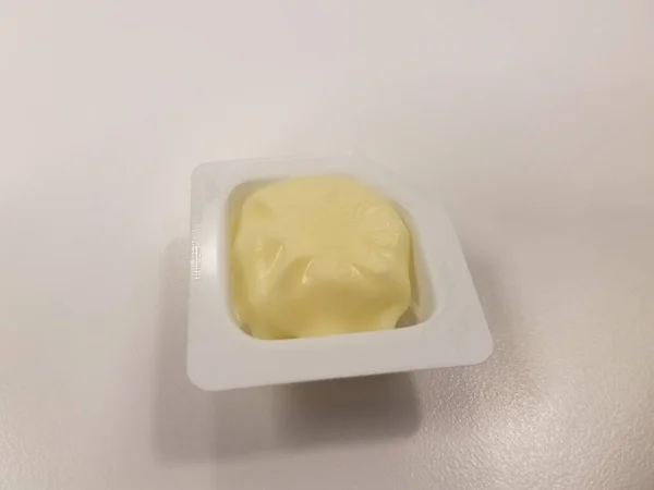 Quadrado Manteiga Amarela Recipiente Plástico — Fotografia de Stock