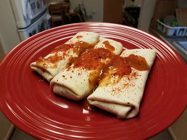 Kırmızı Tabakta Burrito Mutfakta Baharatlı Salsa Acı Biber Tozu — Stok fotoğraf