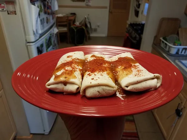 Burritos Červeném Talíři Pikantní Salsou Chilli Práškem Kuchyni — Stock fotografie