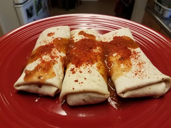 Burritos Placa Vermelha Com Pimentas Vermelhas Salsa Picante Cozinha — Fotografia de Stock