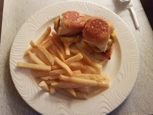 Due Cheeseburger Delle Patatine Fritte Sul Vassoio Del Servizio Camera — Foto Stock