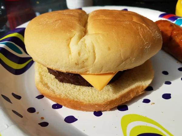 Cheeseburger Salsicha Uma Placa Papel Branco — Fotografia de Stock