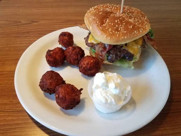 Гамбургер Сиром Беконом Закускою Картоплі — стокове фото