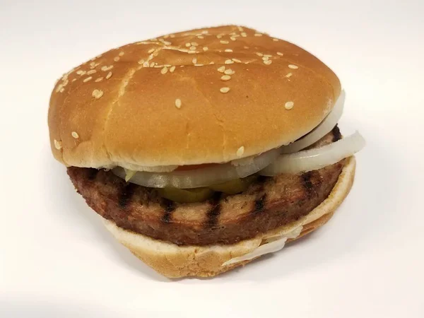 Hambúrguer Com Pão Cebola Superfície Mesa Branca — Fotografia de Stock