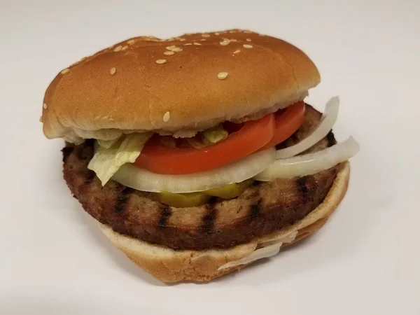 Hamburger Con Panino Cipolla Superficie Bianca Tavolo — Foto Stock