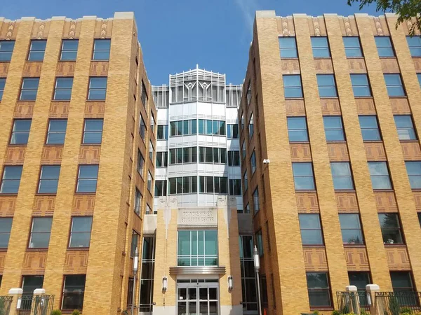 Bruin Bakstenen Gebouw Met Veel Ramen — Stockfoto