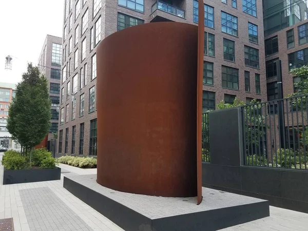 外に大きな茶色の錆色の金属アートワークを持つ建物 — ストック写真