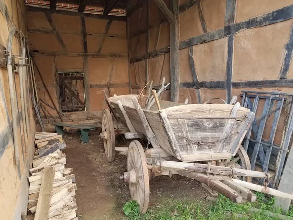 Una Estructura Madera Marrón Con Viejo Carro Madera Leña — Foto de Stock