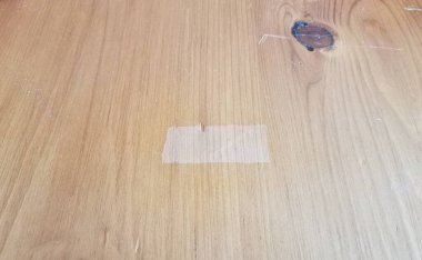 Kahverengi ahşap masa ya da yüzey bantlı ya da yapıştırıcılı