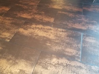 Kahverengi ve bronzlaşmış döşeme veya zemin