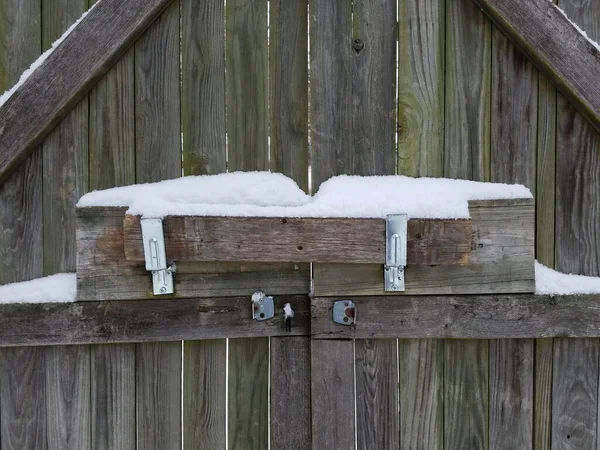 Recinzione Legno Marrone Con Neve Porta Cancello Chiuso — Foto Stock