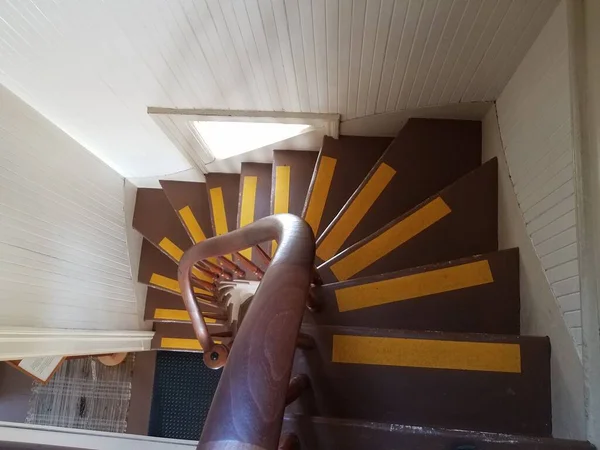 Braune Unregelmäßige Stufen Und Geländer Und Gelbe Linien Treppenhaus Oder — Stockfoto