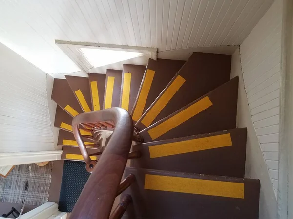 Barna Szabálytalan Lépések Korlátok Sárga Vonalak Világítótorony Lépcsőházában Vagy Lépcsőiben — Stock Fotó