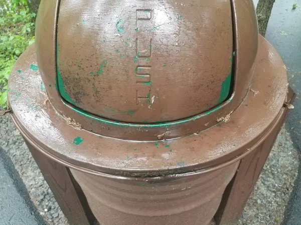 Uma Lata Lixo Metal Marrom Verde Que Diz Empurrar — Fotografia de Stock
