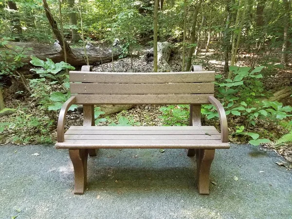 Banc Marron Sur Galets Gris Dans Forêt — Photo