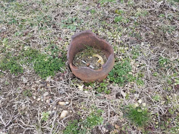 Kırık Paslı Metal Çıkış Borusu Yeşil Kahverengi Çimlerde Temiz Boru — Stok fotoğraf