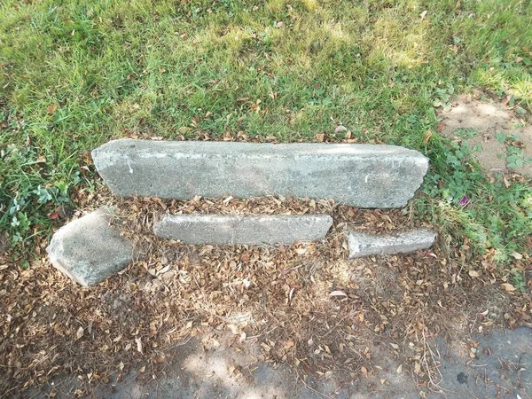 Piedra Gris Rota Cemento Hierba Verde Césped — Foto de Stock