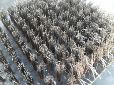 Siyah metal ızgara fırçası yakından kıllanıyor.