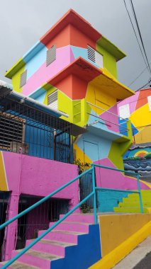 Yauco, Porto Riko 'daki parlak renkli basamaklar ya da merdivenler ve binalar