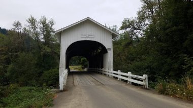 Harris Köprüsü, yol ve ağaçlar kaplıydı.