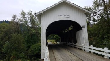 Harris Köprüsü, yol ve ağaçlar kaplıydı.