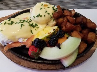 Yumurta, somon, taze meyve ve patates.
