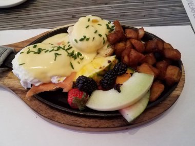 Yumurta, somon, taze meyve ve patates.