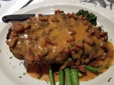 Soslu tavuk, jambon ve kuşkonmaz.